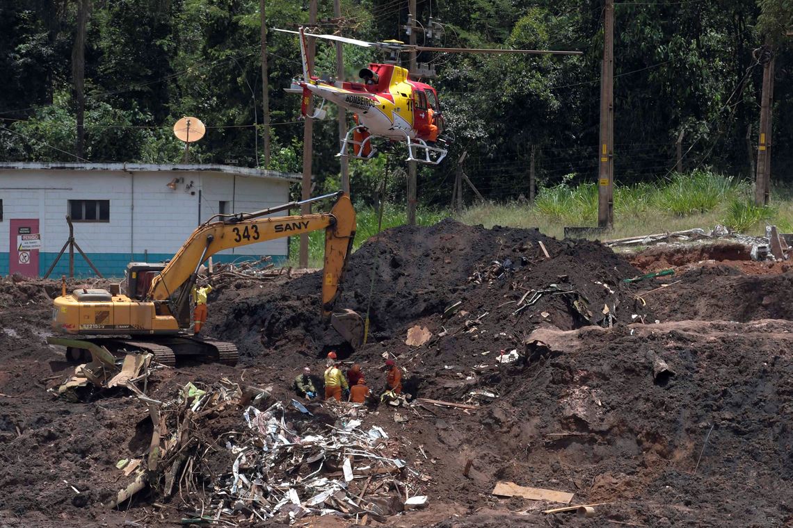Militares israelenses e equipes de resgate brasileiras durante buscas por vÃtimas em Brumadinho, onde uma barragem da mineradora Vale se rompeu.