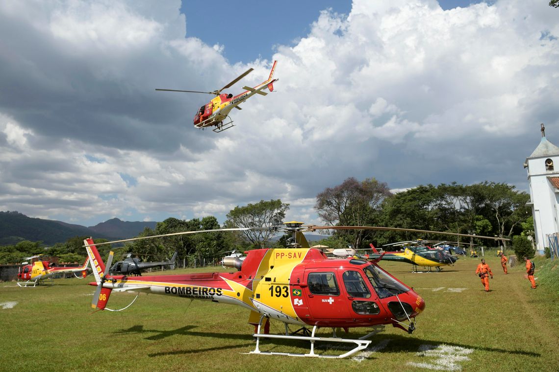 Helicópteros de resgate durante buscas por vÃtimas em Brumadinho, onde uma barragem da mineradora Vale se rompeu.