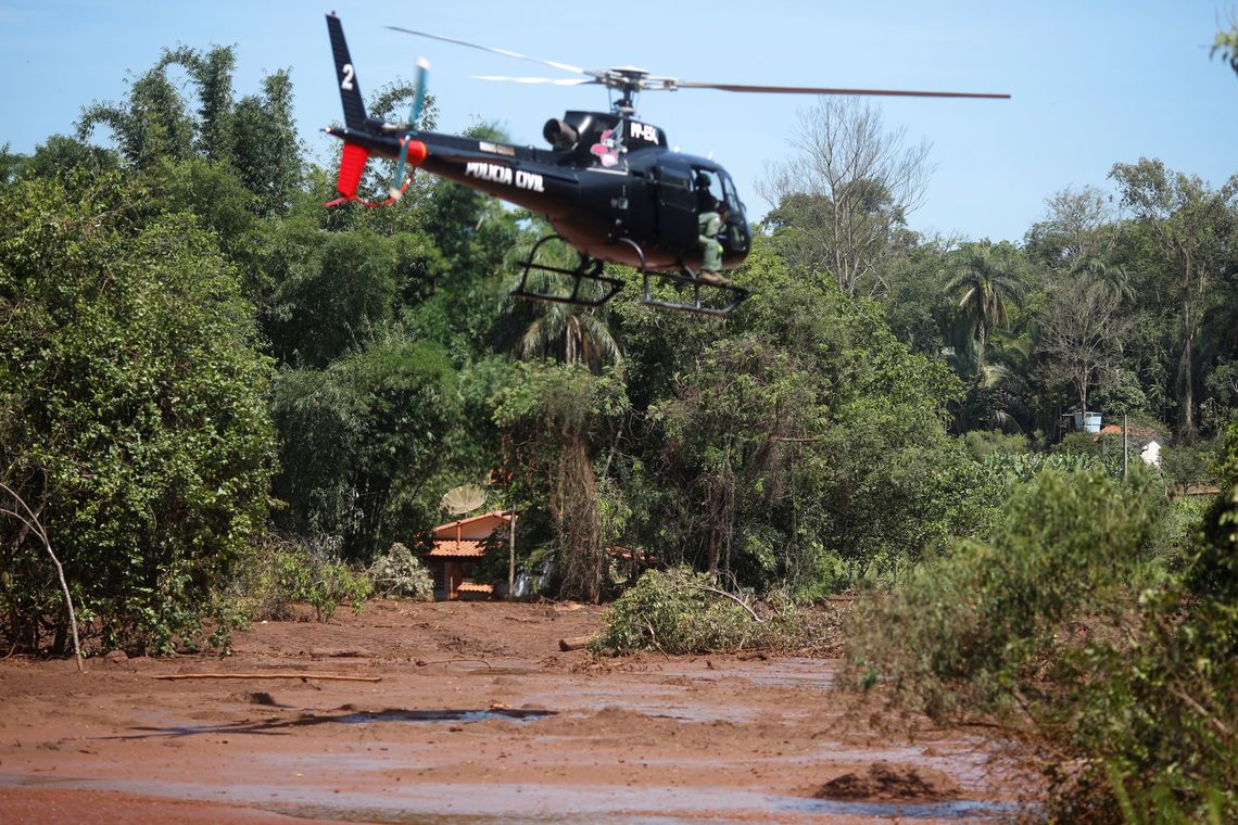 Helicóptero de resgate sobrevoa Rio Paraopeba atingido pelo rompimento de barragem da Vale, em Brumadinho.