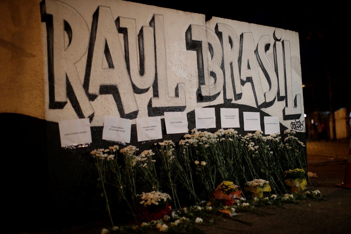 Homenagens florais à s vÃtimas do tiroteio na escola Raul Brasil são vistas em Suzano, São Paulo, Brasil, em 13 de março de 2019. REUTERS / Ueslei Marcelino