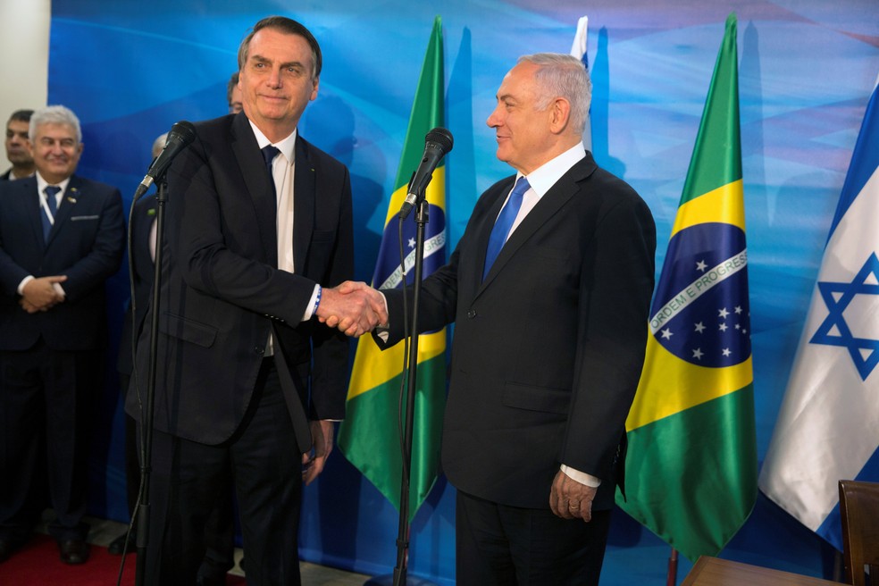 O presidente Jair Bolsonaro e o premiê israelense Benjamin Netanyahu apertam as mãos após pronunciamento em Jerusalém â?? Foto: Heidi Levine/Pool/Reuters