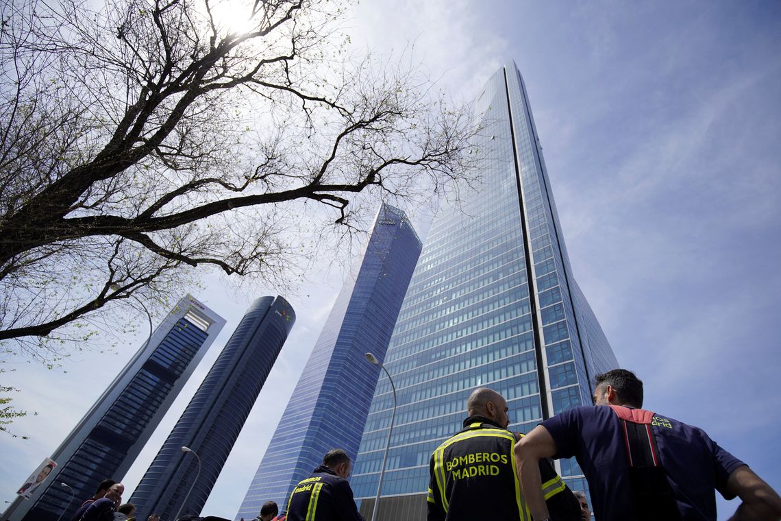 REFILE - CORRIGINDO TIPO Bombeiros ficam em frente Ã s torres de um arranha-cÃ©u abrigando embaixadas, apÃ³s uma ameaÃ§a de bomba, em Madri, Espanha, em 16 de abril de 2019. REUTERS / Juan Medina