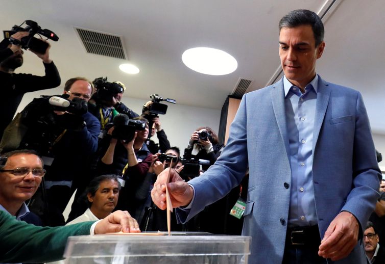 Primeiro-ministro da Espanha e candidato do Partido Socialista dos Trabalhadores (PSOE), Pedro SÃ¡nchez, vota na eleiÃ§Ã£o geral da Espanha em Pozuelo de AlarcÃ³n, nos arredores de Madri, Espanha