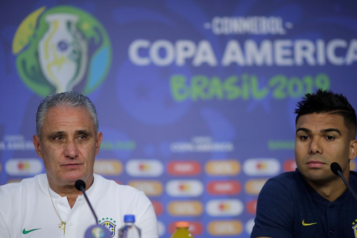 TÃ©cnico Tite e volante Casemiro participam de entrevista coletiva na vÃ©spera da Copa AmÃ©rica 2019.