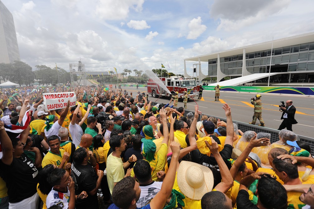 Bombeiros refrescam público em frente ao Palácio do Planalto, em BrasÃlia (DF), antes da cerimônia de posse do presidente eleito Jair Bolsonaro, â?? Foto: Fábio Tito/G1