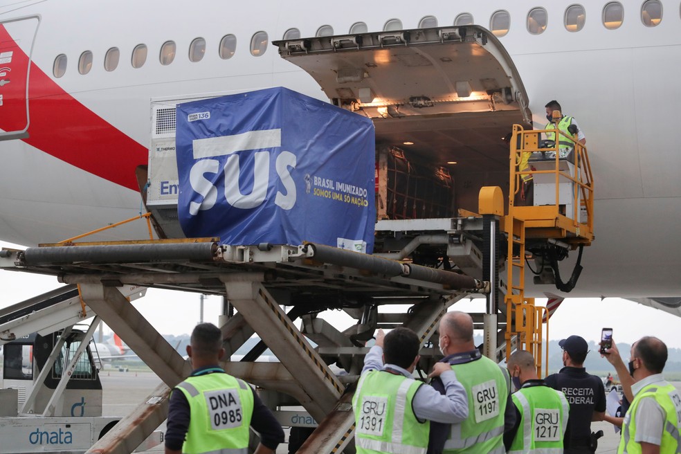 Avião com 2 milhões de doses da vacina de Oxford importadas da Índia chega  a SP | São Paulo | G1