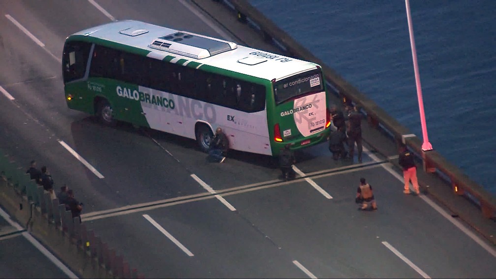 Policiais cercam ônibus na Ponte Rio-Niterói â?? Foto: Reprodução/TV Globo