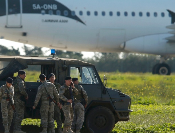 Tropas maltesas atuam no sequestro de avião líbio; negociações garantiram liberação segura de passageiros e tripulantes