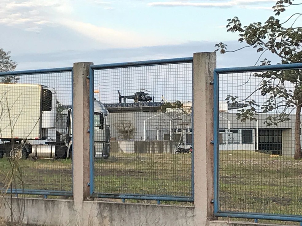 A transferÃªncia, nesta manhÃ£, ocorreu com a ajuda de um helicÃ³ptero da PolÃ­cia Civil (Foto: Marcos Landim/RPC)