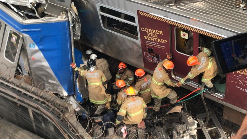 Trabalho dos bombeiros nos destroços â?? Foto: RaÃsa Pires/G1