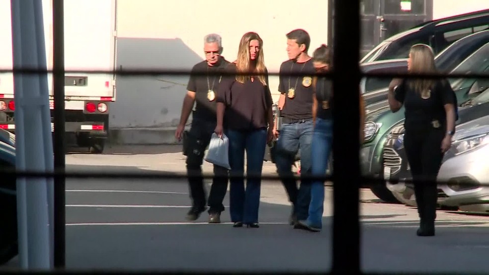 Tânia Fonseca, funcionária do Bradesco, chega à sede da PF no Rio â?? Foto: Reprodução/TV Globo