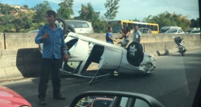 Capotamento na BR-324 deixa três feridos e causa retenção na via