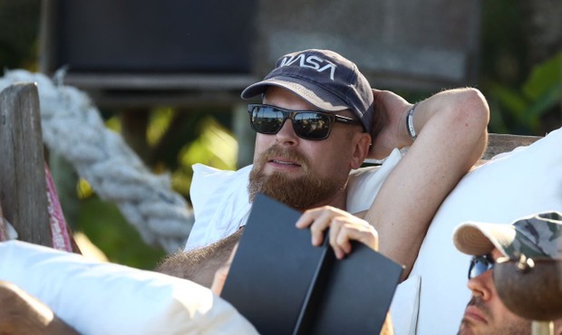 Rapaz que seria o ator Leonardo DiCaprio em Trancoso, na Bahia (Foto: Gabriel Reis/ Ag. News)