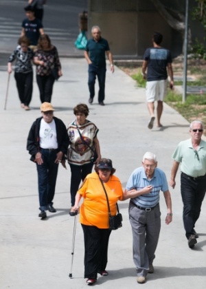 Idosos chegam para votar no segundo turno das eleições de 2016, em Belo Horizonte