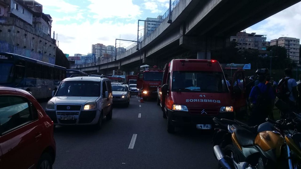 TrÃ¢nsito estÃ¡ lento na regiÃ£o.  â?? Foto: Cid Vaz / TV Bahia