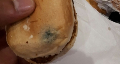 Lanche de criança vem com pão mofado em Burger King de Salvador