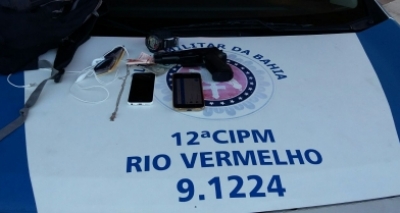 Homem assalta passageiros de micro-ônibus com arma falsa e é preso