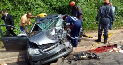 Colisão entre carros deixa duas pessoas feridas na avenida Gal Costa
