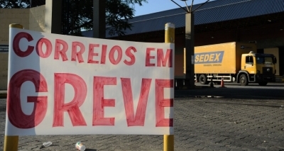 Funcionários dos Correios realizam ato em frente ao maior centro de operações da Bahia