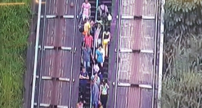 Após chuva, Plano Inclinado para e passageiros são obrigados a subir a pé