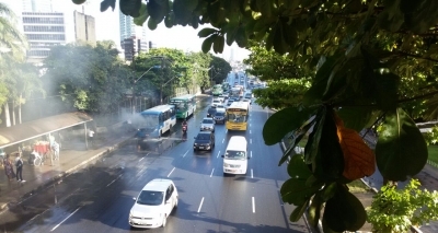 Princípio de incêndio em ônibus na Av. Tancredo Neves assusta passageiros 
