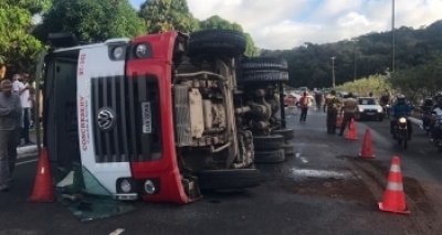 Congestionamento causado por betoneira tombada na Av. Luis Eduardo já dura 10 horas