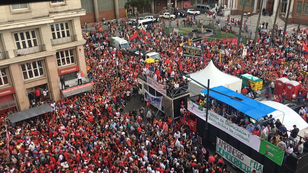 Multidão em torno do palanque onde Lula discursou em Porto Alegre (Foto: Jonas Campos/RBS TV)