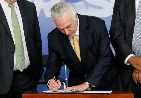 Resultado de imagem para Temer sanciona regras para punições de agentes públicos por tribunais de contas