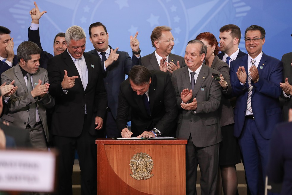 Bolsonaro assina decreto sobre posse, porte e importação de armas, no Palácio do Planalto, na terça-feira (7) â?? Foto: Marcos Corrêa/PR