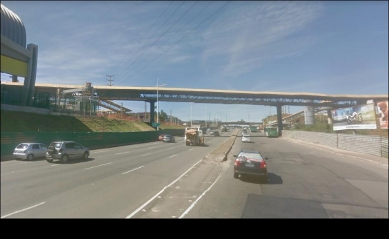 Resultado de imagem para passarela que liga o bairro de Pituaçu ao início da Avenida São Rafael.