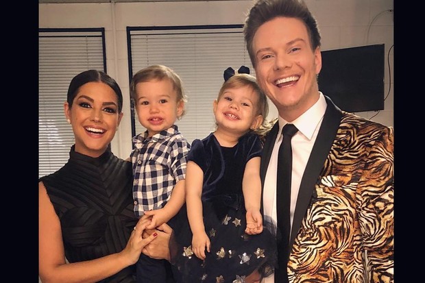 Michel TelÃ³ e ThaÃ­s Fersoza com os filhos (Foto: ReproduÃ§Ã£o/Instagram)