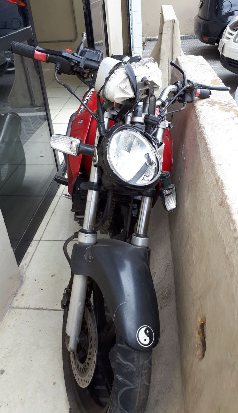 Segundo polícia, moto estava danificada e isso motivou a abordagem em São Vicente, SP (Foto: Rodrigo Nardelli/G1)