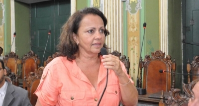 Aladilce diz que publicidade em uniformes obriga alunos ?a serem garotos-propaganda?