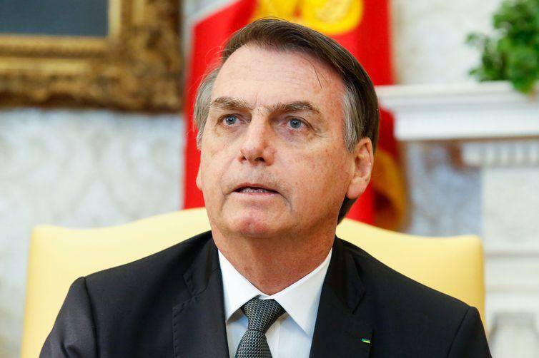 Resultado de imagem para Bolsonaro diz que decidirá destino do ministro da Educação na 2ª-feira