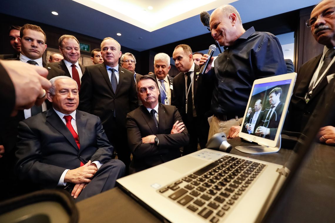 Presidente da República, Jair Bolsonaro, e o Primeiro-Ministro de Israel, Senhor Benjamin Netanyahu, durante visita à exposição de produtos de empresas de inovação