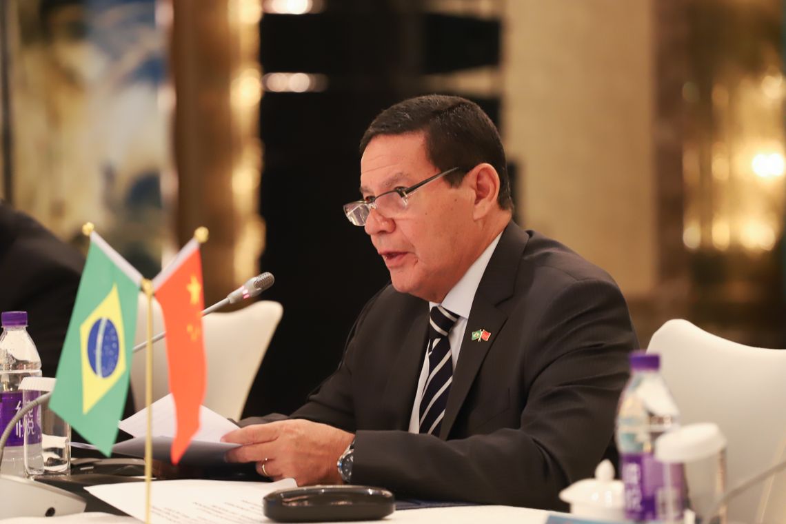 O vice-presidente da República, Hamilton Mourão, durante sessão de encerramento do Simpósio por ocasião do 15º aniversário do Conselho Empresarial Brasil-China (CEBC), em Pequim, China.