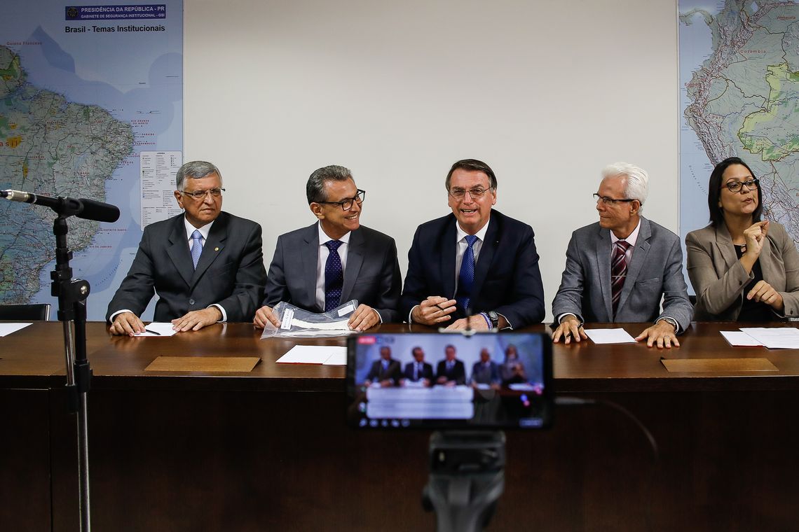 O presidente Jair Bolsonaro faz transmissão ao vivo para redes sociais ao lado dos médicos Odorico Moraes, Marcelo Borges e Edmar Maciel, e da intérprete de libras, Elizângela.