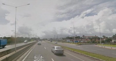 Manifestantes interditam trecho da BR-324