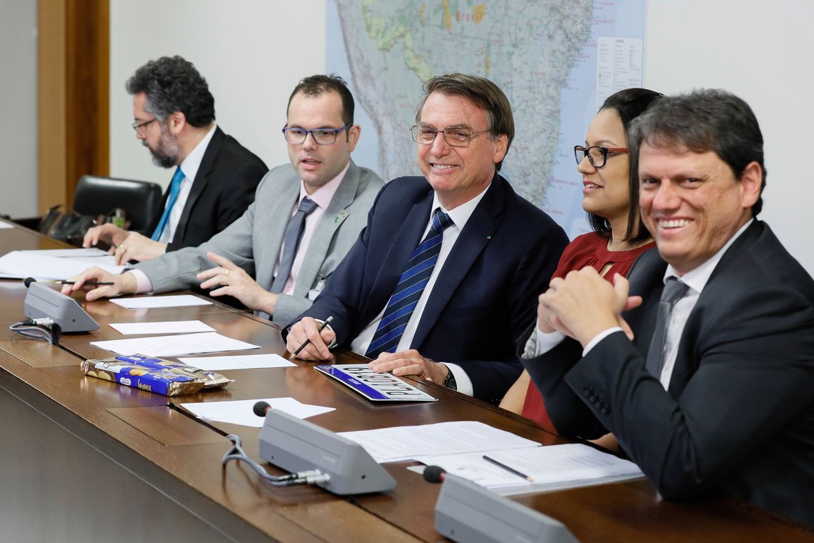 O presidente Jair Bolsonaro faz transmissão ao vivo para redes sociais