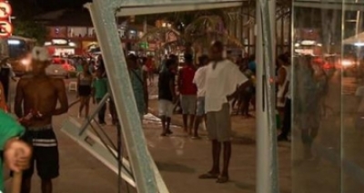 Motorista que atropelou pedestres em Itapuã se apresenta à polícia