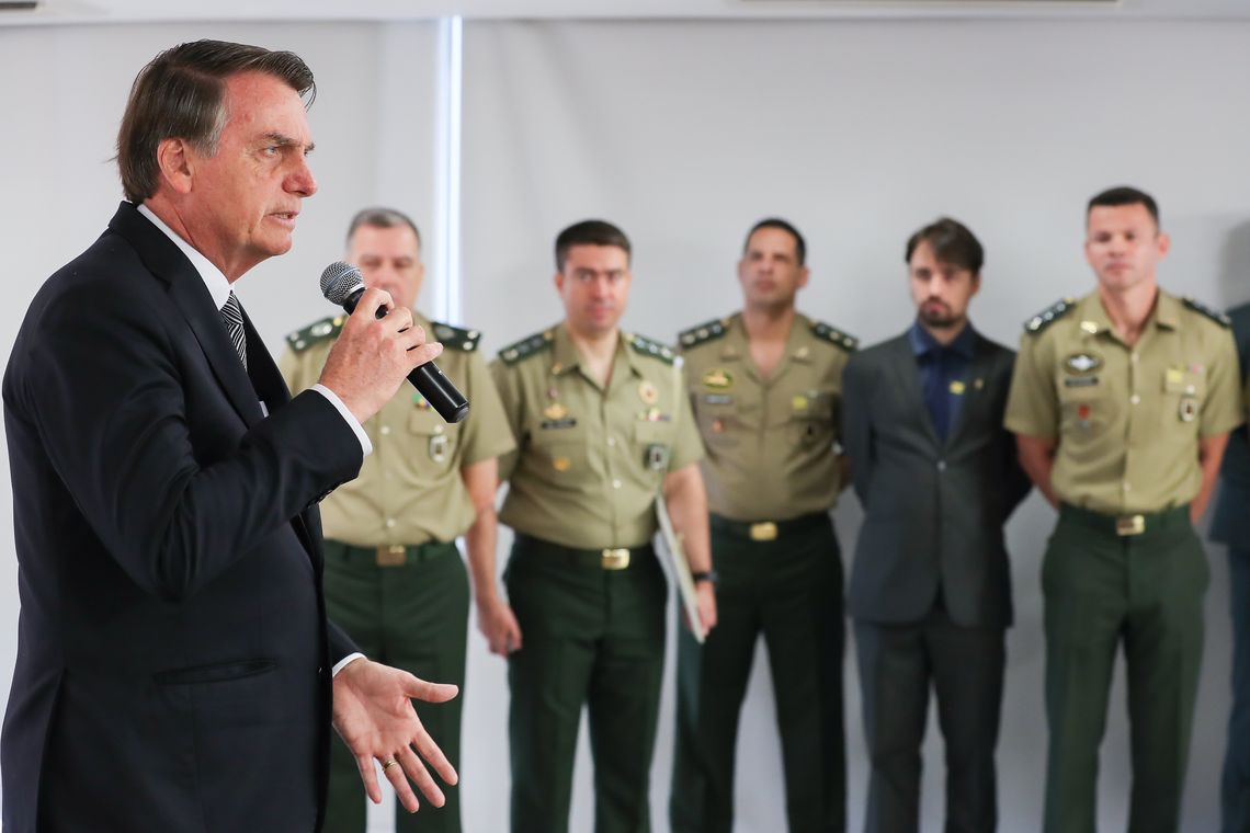 O presidente Jair Bolsonaro participa da cerimônia do Dia do Soldado, com imposição da Medalha do Pacificador e da Medalha do Exército Brasileiro.