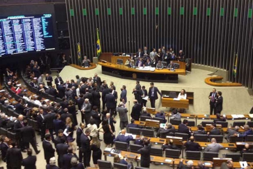 Resultado de imagem para Salário de parlamentares pode subir para R$ 38 mil
