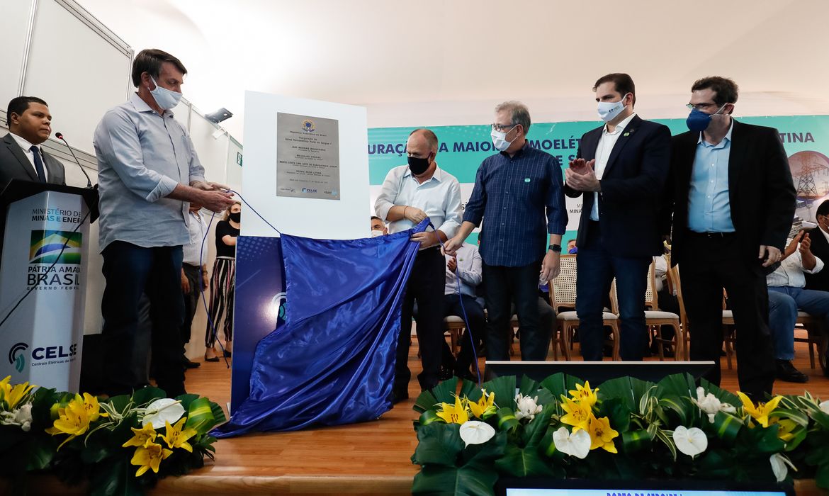 Presidente da República, Jair Bolsonaro, o governador de Sergipe, Belivaldo Chagas e o ministro de Minas e Energia, Almirante Bento Costa Lima Leite Albuquerque Junior, descerram placa de inauguração da UTE Porto de Sergipe I.