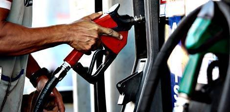 Resultado de imagem para Petrobras anuncia redução de 1,05% no preço da gasolina nas refinarias