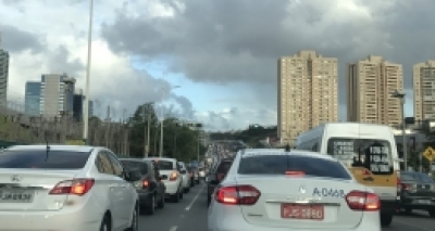 ApÃ³s limpeza da via, trÃ¢nsito volta a fluir na Av. LuÃ­s Eduardo