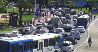 Protesto nos Barris bloqueia trÃ¡fego no sentido Lapa