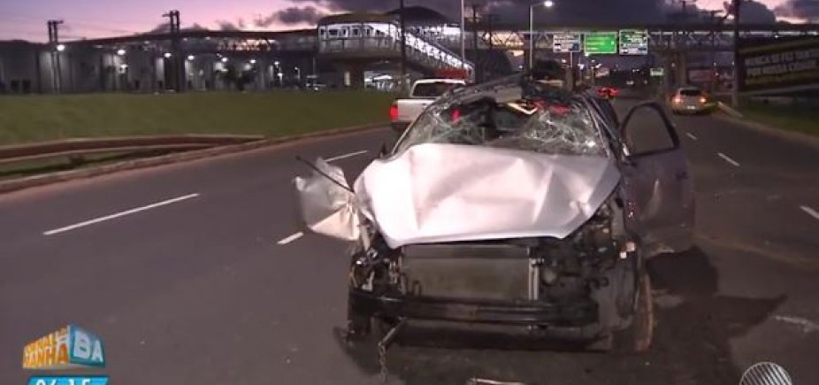 Resultado de imagem para Uma pessoa morre e quatro ficam feridas apÃ³s o carro em que estavam capotar na Av. Paralela