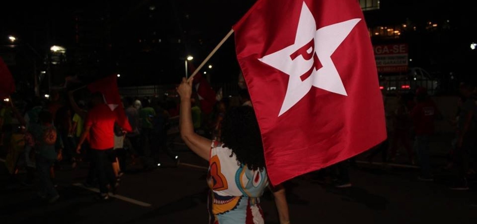 [Protesto prÃ³-Lula termina em agressÃ£o no ImbuÃ­]