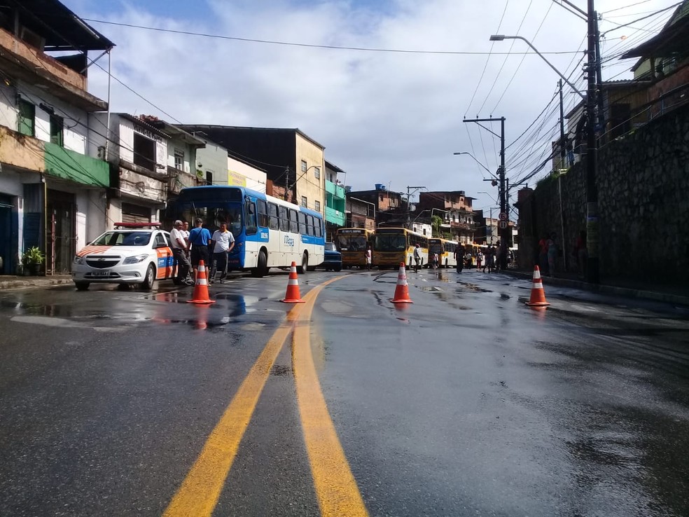 Por conta da queda, por volta das 10h15, todas as vias da avenida estavam bloqueadas, tanto sentido centro da cidade, quanto para que pretende seguir para o bairro do Largo do Tanque.  â?? Foto: Cid Vaz / TV Bahia