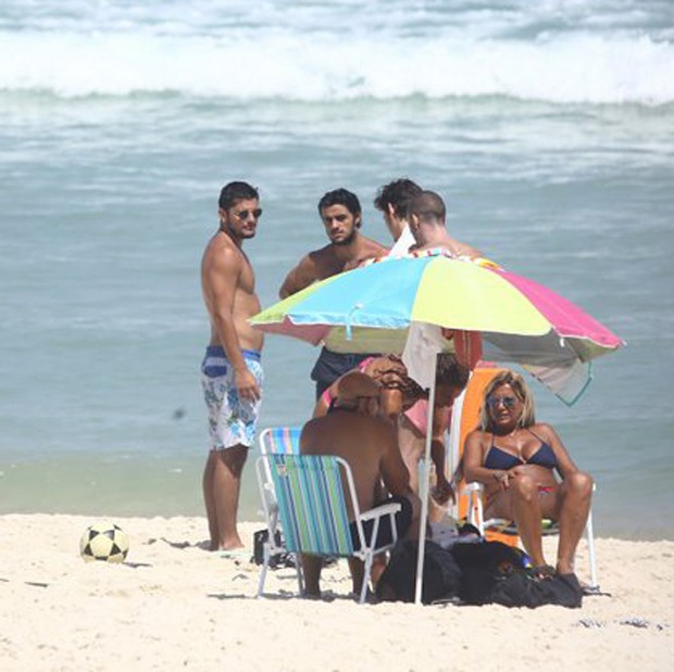 Bruno Gissoni e Felipe Simas (Foto: Agnews)